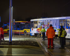 Tramwaj nr 10 wjechał w bok autobusu nr 107. Cztery osoby są lekko ranne